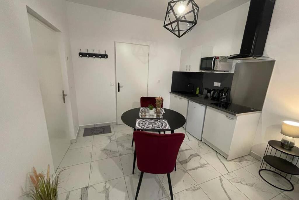 Le Dolce Vita - Centre Historique, Proche Toutes Commodites, Stationnement Aise, Wifi-Netflix Niort Luaran gambar
